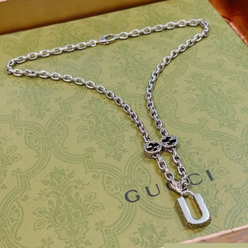 G*u*i necklaces